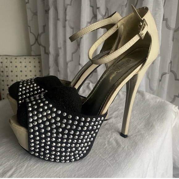 Two for the price of one. These are beautiful shoes in At a great price. - Picture 3 of 9